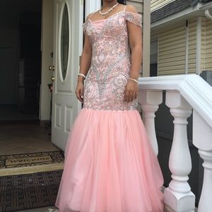 It’s a lovely dress.Can use for prom or engagement
